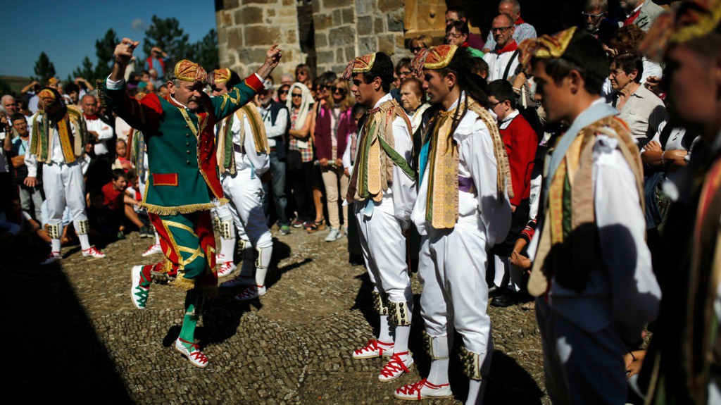 Danzantes de Ochagavía - Turismo en Navarra