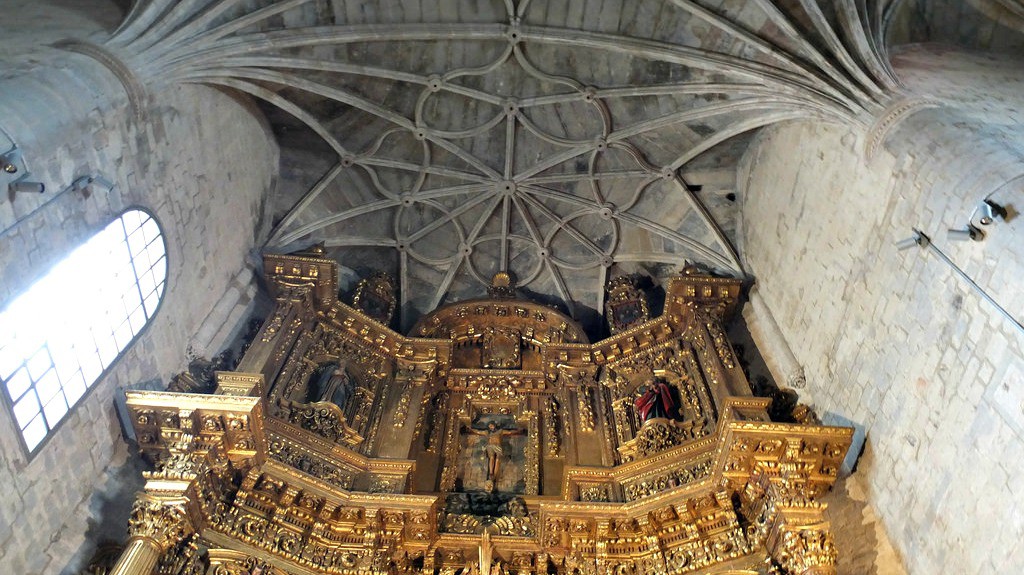 Interior de la Iglesia de Santiago el Mayor de Puente la Reina - Turismo en Navarra