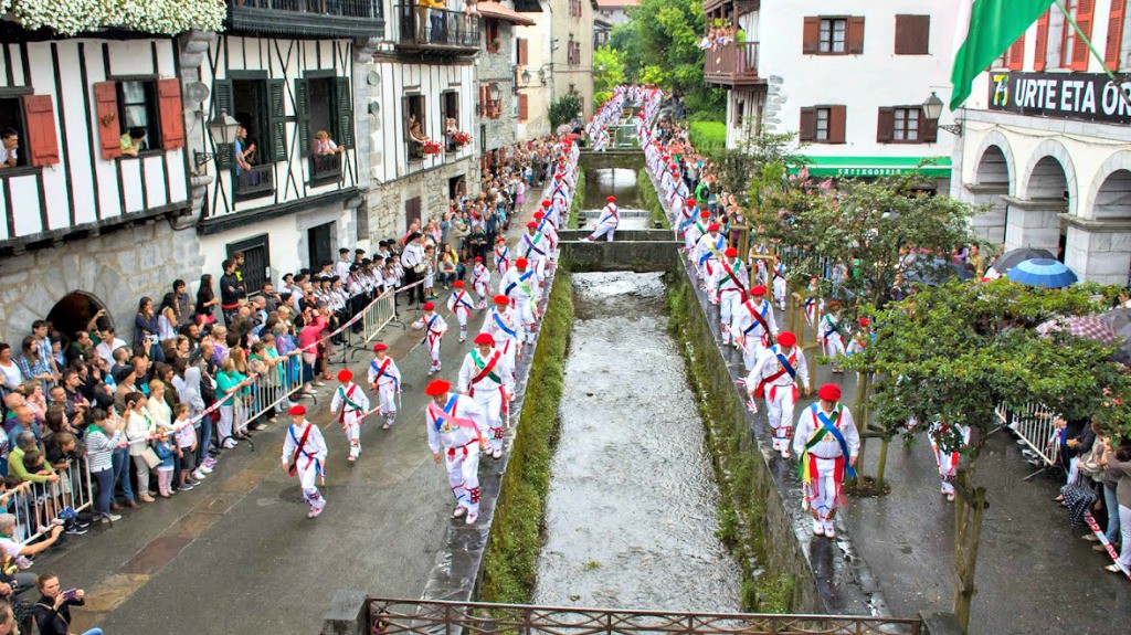 Baile en los pretiles del río Onin, Sanfermines de Lesaka. - Turismo en Navarra